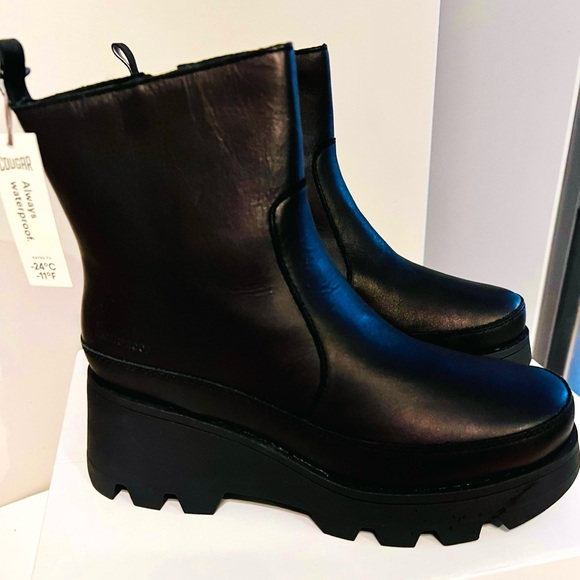 Cougar Shoes - Cougar “Villa” Platform Ankle Boots Booties - Size 9